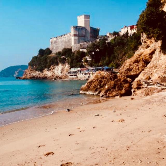 Spiaggia dietro al castello